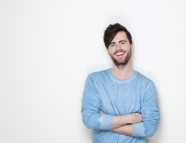 Hombre guapo sonriendo con los brazos cruzados