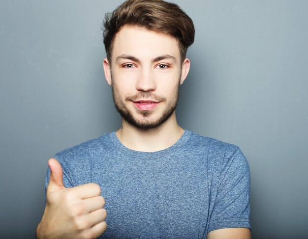 Hombre guapo sonrisa feliz, mano con signo de gesto ok