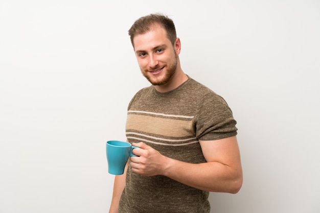 Hombre guapo sosteniendo una taza de café caliente