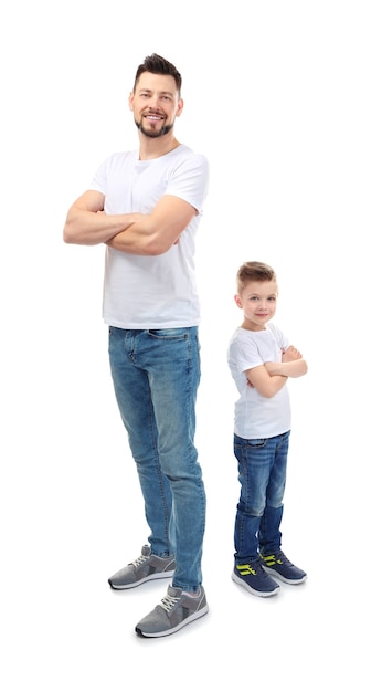 Hombre guapo con su hijo en la pared blanca