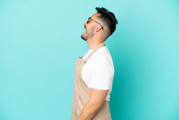 Hombre guapo con sudadera amarilla sorprendido y apuntando al frente