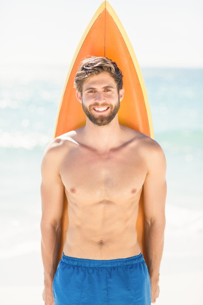 Hombre guapo con tabla de surf