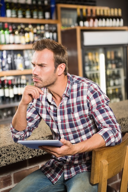 Hombre guapo con tablet PC