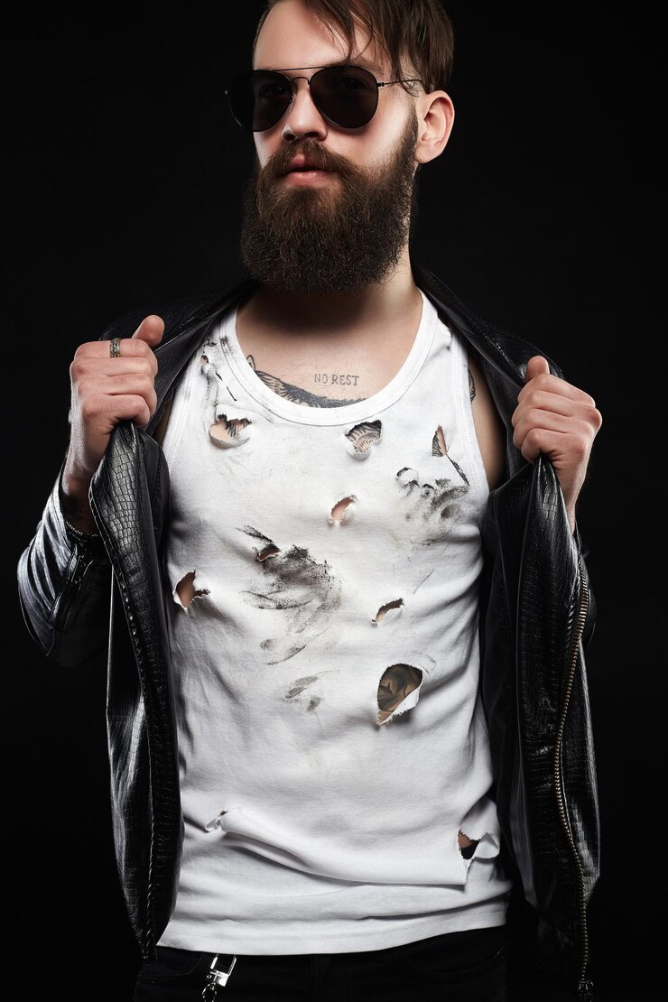 Foto hombre guapo tatuado de moda con gafas de sol