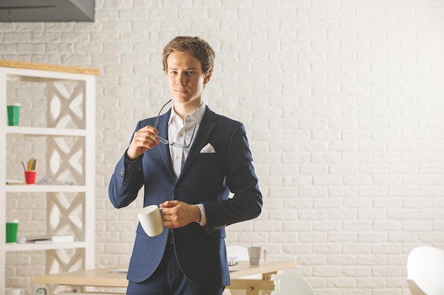 Hombre guapo con taza de café