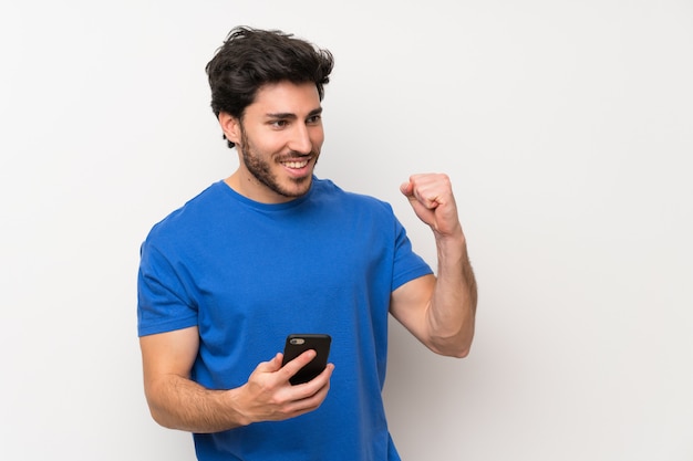 Hombre guapo con teléfono móvil