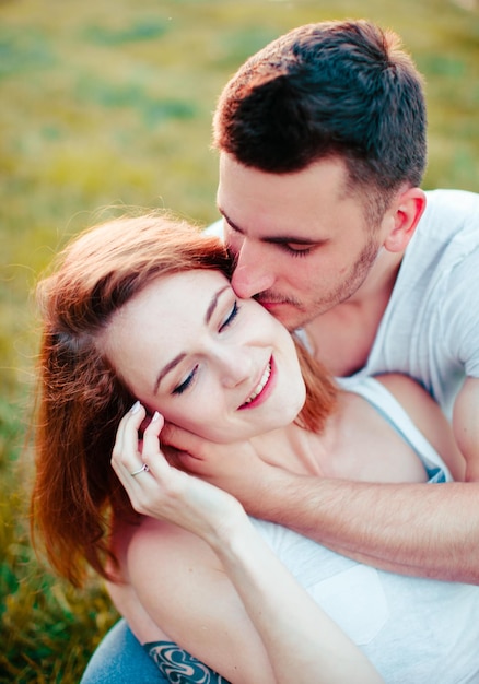 El hombre guapo toca sus labios al primer plano de la novia feliz