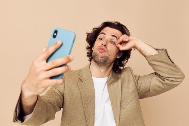 Hombre guapo toma un fondo aislado de tecnologías de estilo clásico selfie