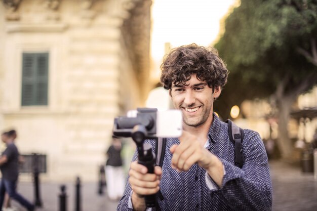 Hombre guapo tomando un video