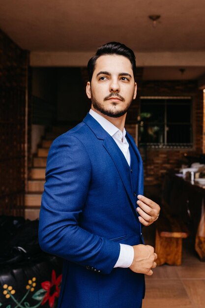 Foto hombre guapo en traje azul foto