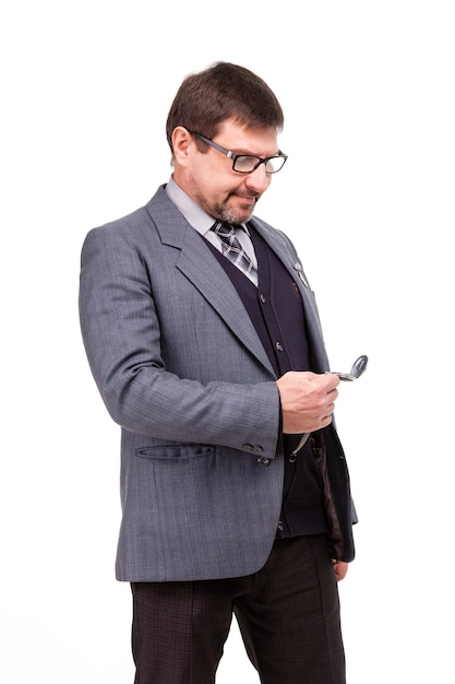 Hombre guapo en traje y gafas con fondo de reloj blanco.