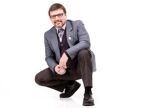 Un hombre guapo con traje y gafas con un reloj Fondo blanco