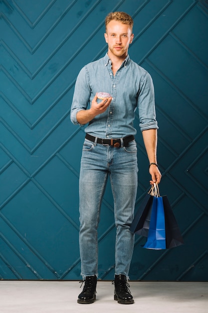 Foto hombre guapo en traje de mezclilla