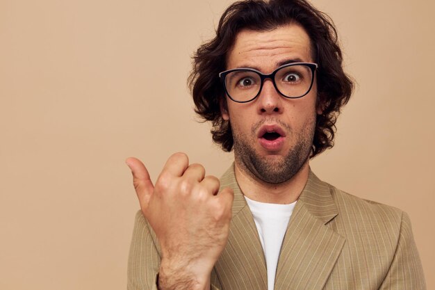 Hombre guapo en un traje posando emociones usar gafas estilo de vida inalterado