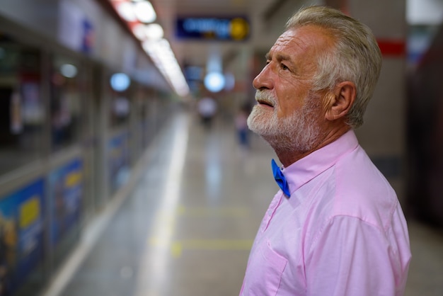 Hombre guapo turista senior explorando la ciudad de Bangkok, Tailandia