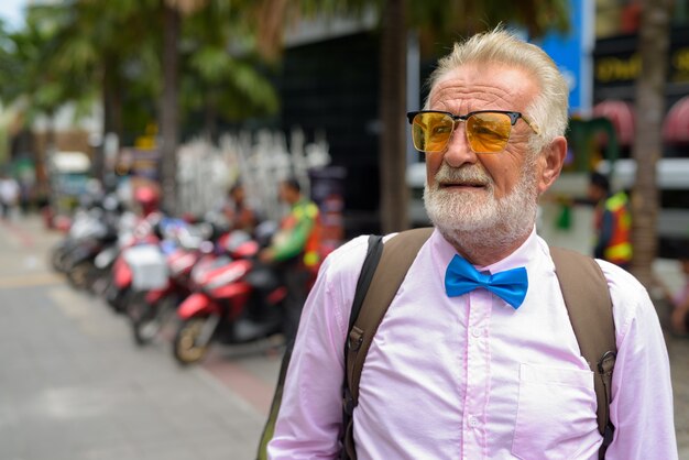 Hombre guapo turista senior explorando la ciudad de Bangkok, Tailandia