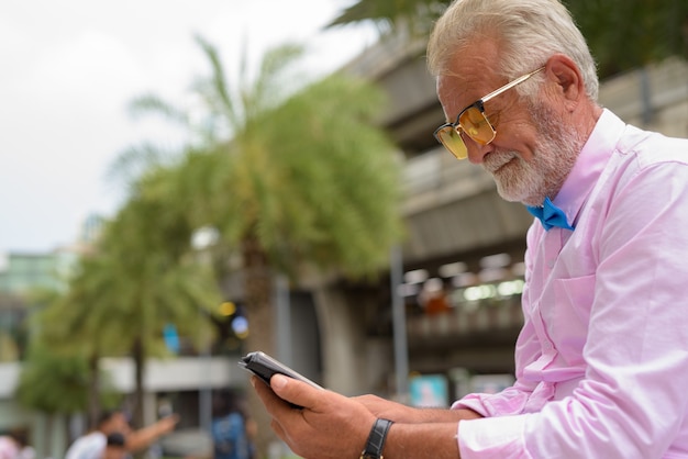 Hombre guapo turista senior explorando la ciudad de Bangkok, Tailandia