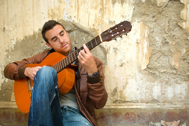 hombre con guitarra estilo urbano