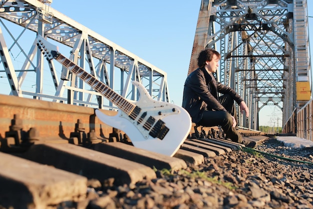 Hombre con una guitarra en un ferrocarril