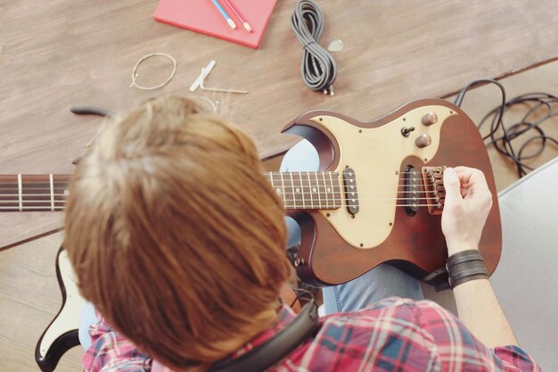 Hombre con guitarra en el interior