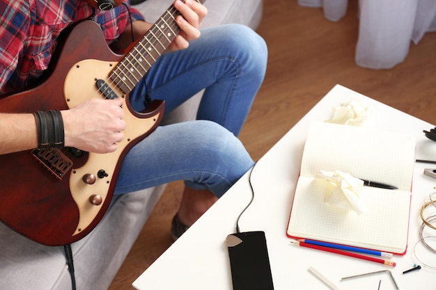 Foto hombre con guitarra en el interior