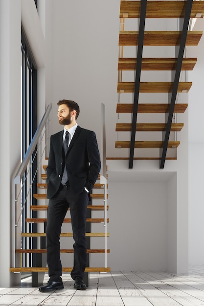 Hombre en habitación con escaleras.