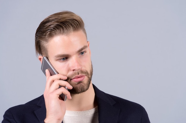 El hombre habla sobre la vida moderna del teléfono inteligente