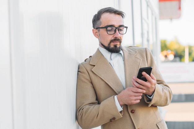 Un hombre habla por teléfono, primer plano de una ciudad blanca.