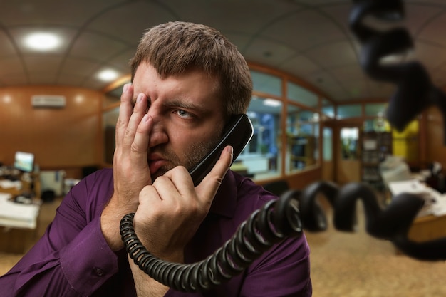 El hombre habla por teléfono