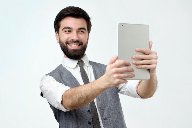 Hombre hablando con su familia por video chat durante vwork