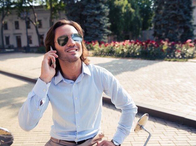 Hombre hablando por teléfono al aire libre