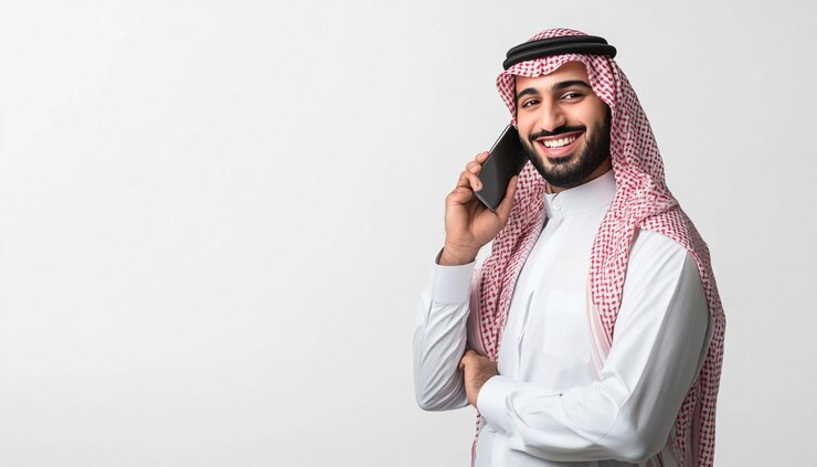 un hombre hablando en un teléfono celular con una foto de un hombre en él