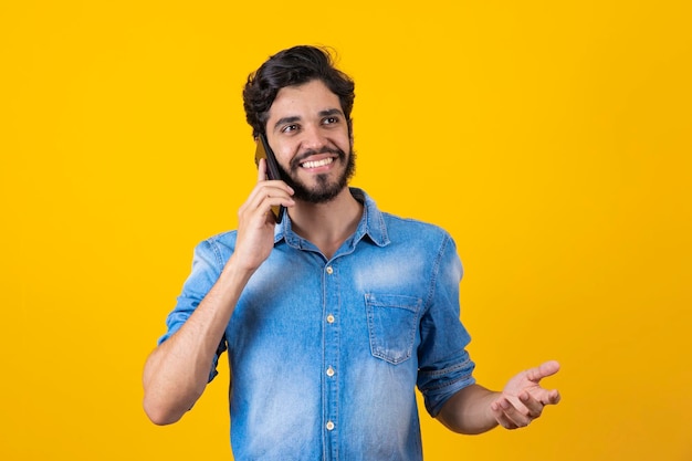 Hombre hablando por teléfono celular en el oído Niño hablando por teléfono gesticulando