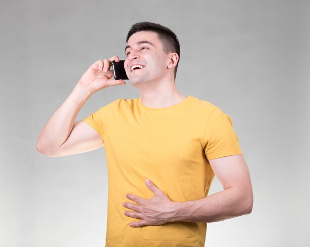 Hombre hablando por un teléfono celular