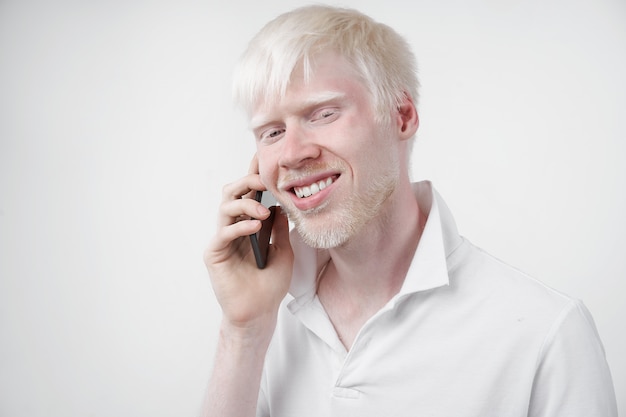 Hombre hablando por teléfono en un estudio.