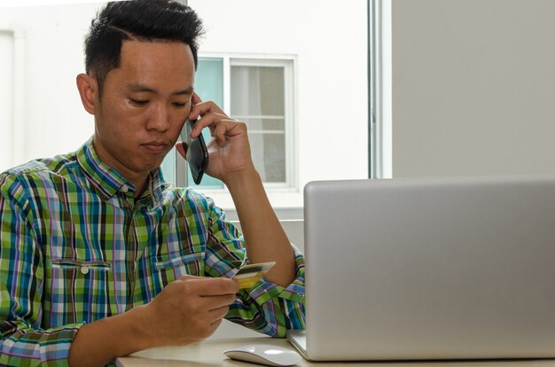 Hombre hablando por teléfono, finanzas, información de la tarjeta de crédito