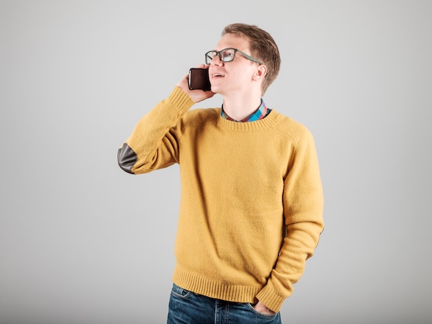 Hombre hablando por teléfono inteligente