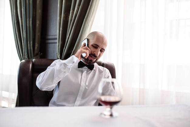 Hombre hablando por teléfono en el restaurante