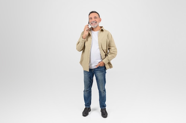 Hombre hablando por teléfono sonriendo a la cámara