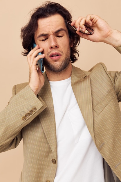 Hombre hablando por teléfono tecnologías fondo aislado