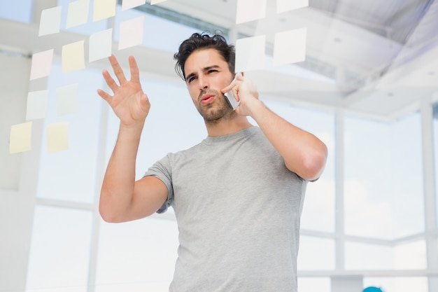 Foto un hombre está hablando por teléfono