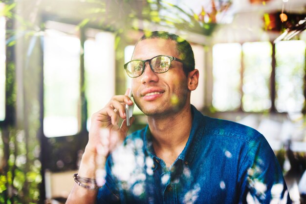 Un hombre hablando por telefono