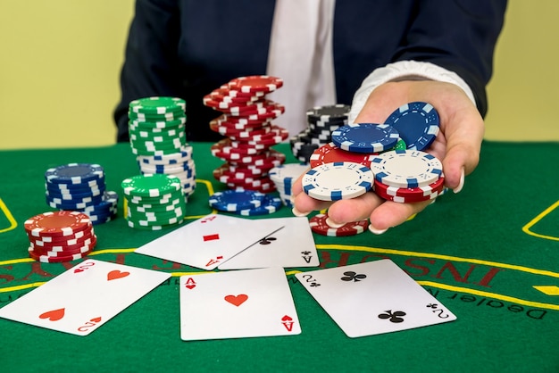 El hombre hace una apuesta y pone una ficha en el casino