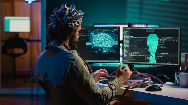 El hombre hace una carga de conciencia en línea de ciencia ficción tratando de trascender la simulación