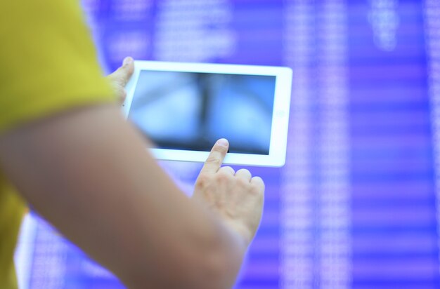 Foto el hombre hace el check-in con touchpad en el aeropuerto