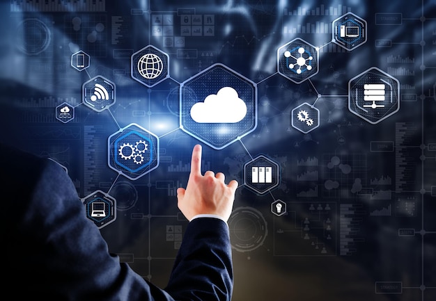 Hombre hace clic en el icono Tecnología de computación en la nube Concepto de red de almacenamiento en Internet