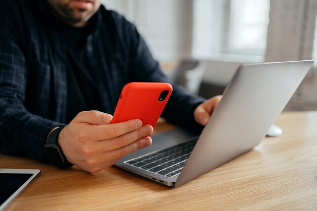 Un hombre hace un informe en la oficina de la empresa usa una computadora portátil