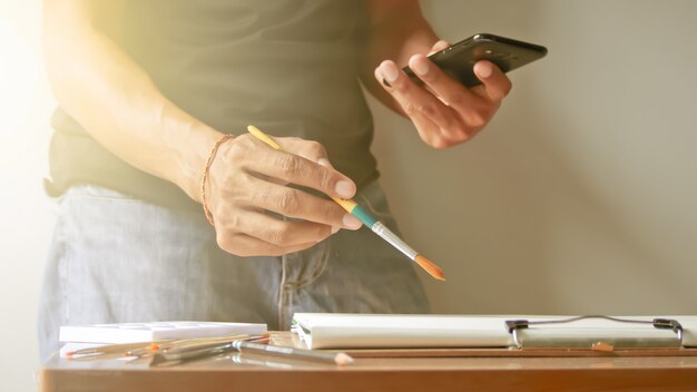 el hombre hace obras de arte de la foto por teléfono móvil