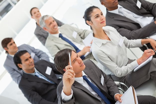 El hombre hace la pregunta en la reunión de negocios