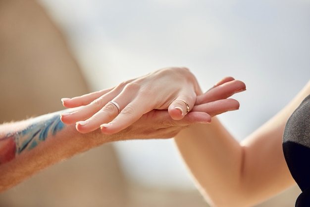 El hombre hace una propuesta de matrimonio a su novia.